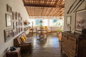 ein Wohnzimmer mit Tisch und Stühlen in der Unterkunft Pousada Verbicaro in Santa Maria Madalena
