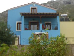 una casa azul frente a una montaña en Blue Villa, en Kalymnos