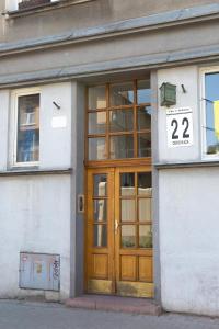 Una puerta de un edificio con un cartel. en Cosy Apartment 2, en Cracovia