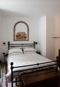 a bedroom with a bed with an arch above it at La Maison de Miki in Lecco