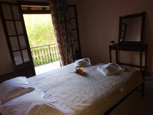 una camera da letto con un letto bianco e fiori di Magia's House a Kato Korakiana
