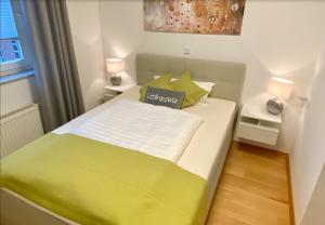 een kleine slaapkamer met een groen en wit bed bij Ferienzimmer Olli Koch in Reken