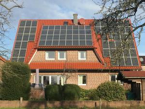 een huis met zonnepanelen op het dak bij Ferienzimmer Olli Koch in Reken