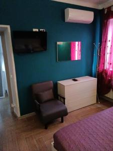 una camera con un letto, una sedia e una parete di CA MATILDE a Ivrea