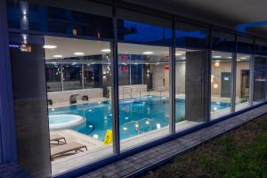 Basen w obiekcie Apartament 7M z Basenem w jednym budynku Rewal, free private parking, Park rozrywki HOSSOLAND 30 minut lub w pobliżu
