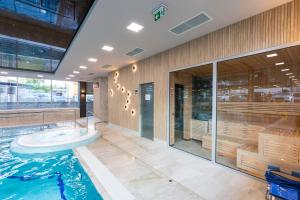 Basen w obiekcie Apartament 7M z Basenem w jednym budynku Rewal, free private parking, Park rozrywki HOSSOLAND 30 minut lub w pobliżu