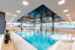 Basen w obiekcie Apartament 7M z Basenem w jednym budynku Rewal, free private parking, Park rozrywki HOSSOLAND 30 minut lub w pobliżu