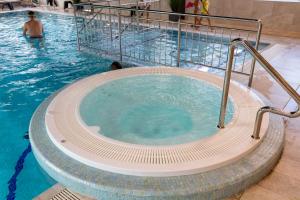 Basen w obiekcie Apartament 7M z Basenem w jednym budynku Rewal, free private parking, Park rozrywki HOSSOLAND 30 minut lub w pobliżu