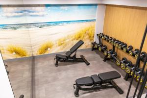 Fitness center at/o fitness facilities sa Apartament 7M z Basenem w jednym budynku Klifowa Rewal BON TURYSTYCZNY !!!