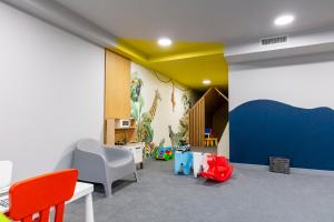 Część wypoczynkowa w obiekcie Apartament 7M z Basenem w jednym budynku Rewal, free private parking, Park rozrywki HOSSOLAND 30 minut