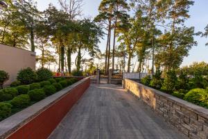 Ogród w obiekcie Apartament 7M z Basenem w jednym budynku Rewal, free private parking, Park rozrywki HOSSOLAND 30 minut