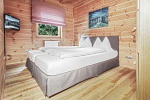 เตียงในห้องที่ Chalet Dacha mit finnischer Sauna