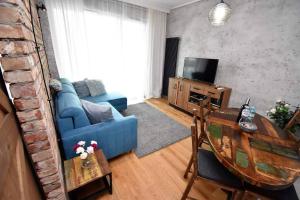 Posedenie v ubytovaní Apartament Blue Bastion Wałowa 23c z klimatyzacją i miejscem parkingowym w podziemnym parkingu + 1 fotografia