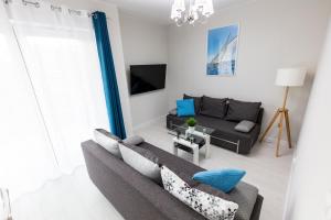 Telewizja i/lub zestaw kina domowego w obiekcie Apartament 7M z Basenem w jednym budynku Rewal, free private parking, Park rozrywki HOSSOLAND 30 minut