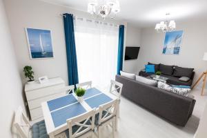 Telewizja i/lub zestaw kina domowego w obiekcie Apartament 7M z Basenem w jednym budynku Rewal, free private parking, Park rozrywki HOSSOLAND 30 minut