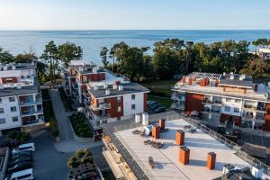 widok z powietrza na budynki i ocean w obiekcie Apartament 7M z Basenem w jednym budynku Rewal, free private parking, Park rozrywki HOSSOLAND 30 minut w Rewalu