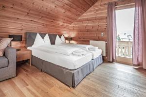 Ein Bett oder Betten in einem Zimmer der Unterkunft Chalet Dacha mit finnischer Sauna