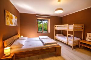 1 dormitorio con 2 literas y ventana en Danilo's Resort, Vipavska dolina, en Dobravlje