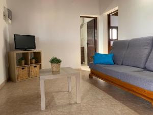 - un salon avec un canapé et une table dans l'établissement El Remanso, à Pájara