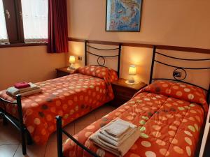 Habitación de hotel con 2 camas y 2 lámparas en BorgoAntico Affittacamere, en Soave