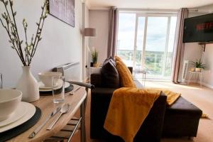 Area tempat duduk di ⭑ Staywelcome- Stylish Apartment Near Heathrow, Skyline Views ⭑