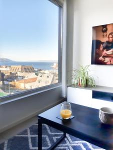 Zimmer mit einem Tisch und einem großen Fenster in der Unterkunft Austral 503 in Ushuaia