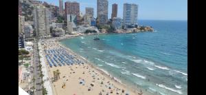 una vista aérea de una playa con multitud de personas en Veracruz-Fincas Benidorm, en Benidorm