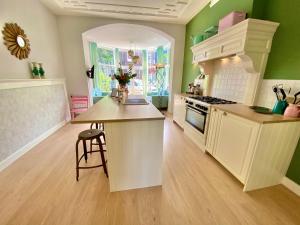 Η κουζίνα ή μικρή κουζίνα στο Maison Rue de la Mer +27 φωτογραφίες