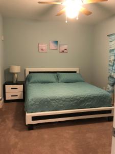 A bed or beds in a room at Laketown Wharf Resort Family Friendly Condos 2nd and 3rd floor Just Steps To The Beach 5 Pools Lake View