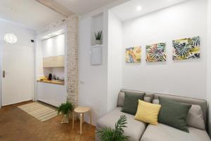 ein Wohnzimmer mit einem Sofa und einer Küche in der Unterkunft Apartamentos Almendra in Ronda