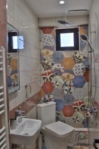 y baño con aseo y lavamanos. en Bella family guest house, en Sapareva Banya