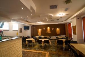 a restaurant with tables and chairs in a room at Hostel Nova Route in Mamaia Sat/Năvodari