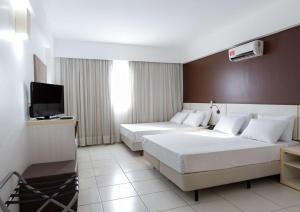 Uma TV ou centro de entretenimento em Best Western Suites Le Jardin Caldas Novas