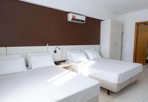 Cama ou camas em um quarto em Best Western Suites Le Jardin Caldas Novas