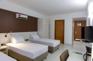 Cama ou camas em um quarto em Best Western Suites Le Jardin Caldas Novas