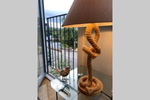 una habitación con una lámpara con una cuerda en el balcón en Riverside View Apartment in Balloch, Loch Lomond, en Balloch