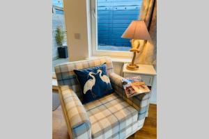 sala de estar con silla y lámpara en Riverside View Apartment in Balloch, Loch Lomond, en Balloch