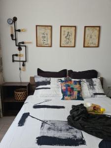 uma cama com lençóis e almofadas preto e branco em Tonic Studio Coresi em Brasov