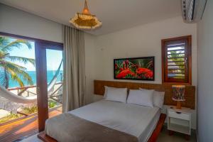 una camera da letto con un letto con vista sull'oceano di Reserva Barra Grande a Barra Grande