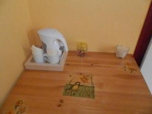 esquina de una habitación con suelo de madera en Chambres d'Hôtes Au Grillon Dort, en Moustey
