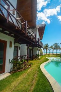 una casa con piscina e balcone di Reserva Barra Grande a Barra Grande