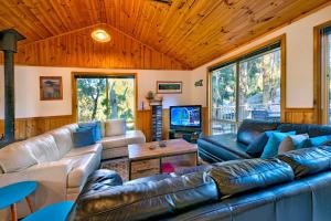 TV a/nebo společenská místnost v ubytování Freycinet Hideaway