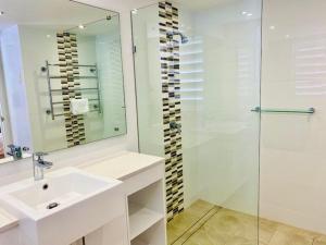 Ванна кімната в BeachView Apartments at Villa Paradiso