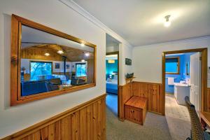 TV a/nebo společenská místnost v ubytování Freycinet Hideaway