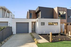 uma casa com garagem em frente em Just built luxury Townhouse em Torquay