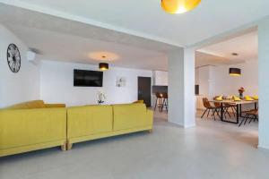 TV a/nebo společenská místnost v ubytování Villa THREE UNITS