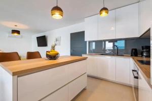 Kuchyň nebo kuchyňský kout v ubytování Villa THREE UNITS + 37 fotografií