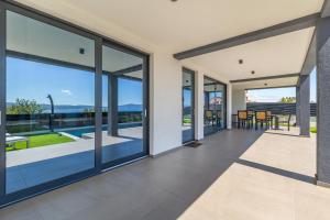 Bazén v ubytování Villa THREE UNITS nebo v jeho okolí