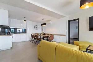 Kuchyň nebo kuchyňský kout v ubytování Villa THREE UNITS