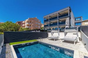 Bazén v ubytování Villa THREE UNITS nebo v jeho okolí